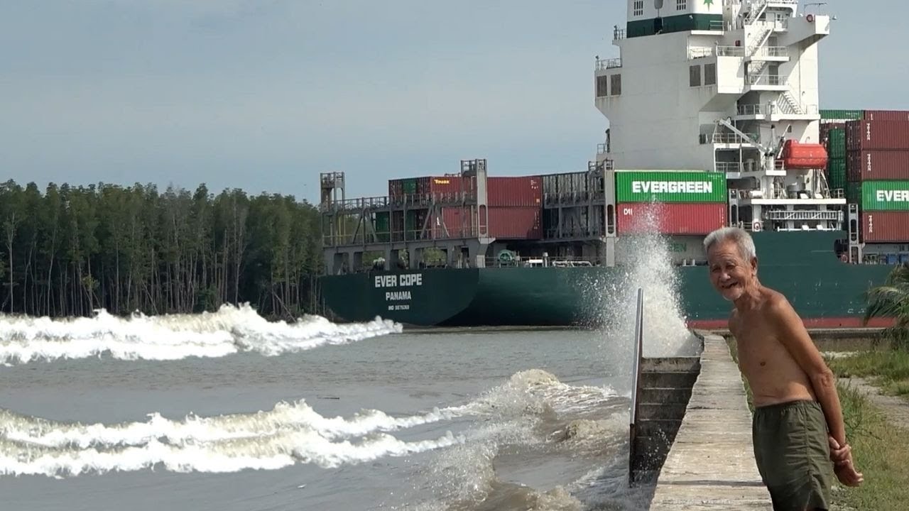 12-Knot Container Ship in a Narrow River!