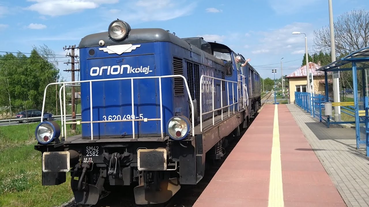 Duet Orion Kolej ( SM42-2582 i M62-1293 ) na LK106