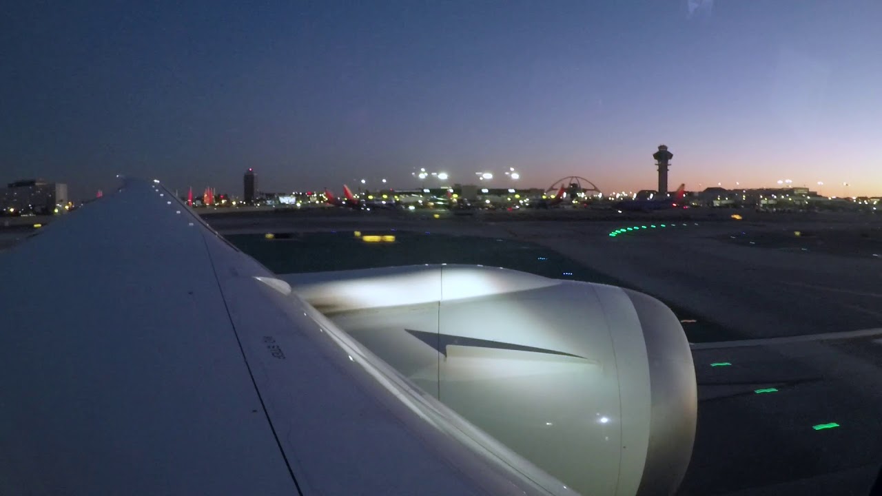 United Airlines B787-9 Evening Departure from LAX