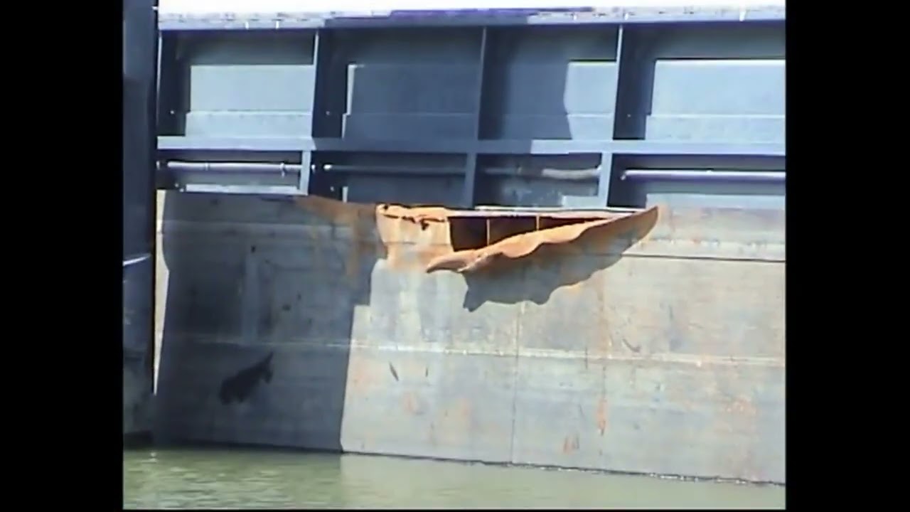 Gezonken schip op de waal