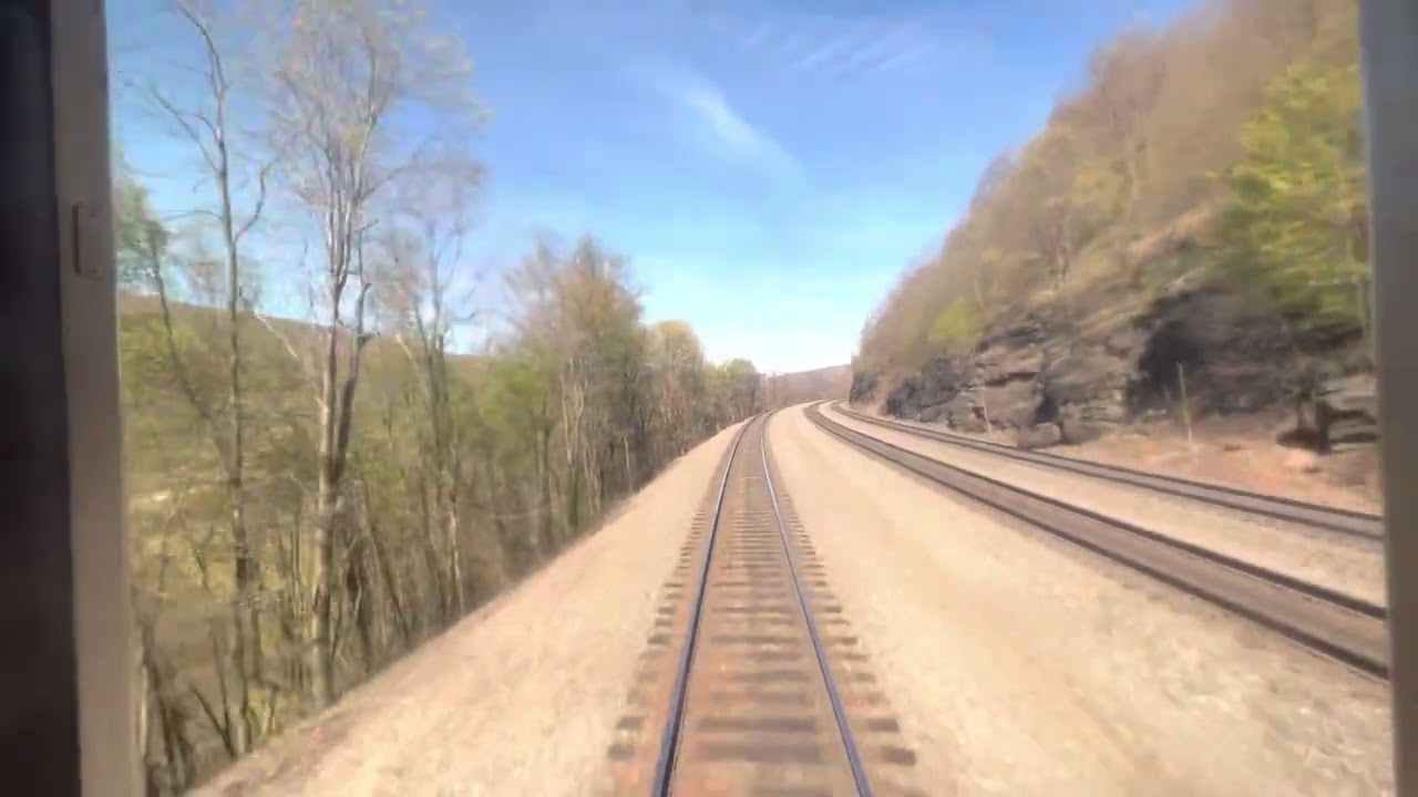 Прохождение всемирно известного поворота «Подкова» на линии Amtrak Pennsylvanian East, Крессон, ш...