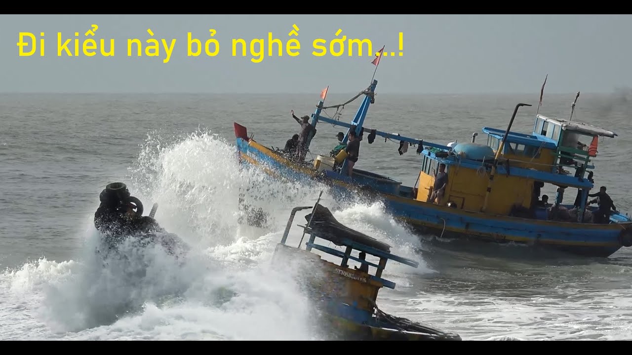 Sóng lớn đánh liên tục vào ghe nhỏ khi cố gắn vượt qua cửa biển này