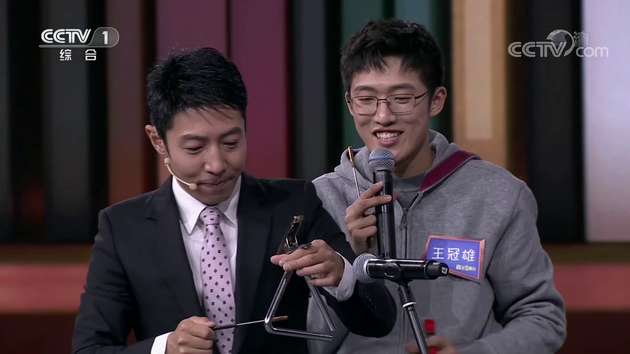 小小的三角铁难倒了撒贝宁 撒老师除了吹口哨不会任何乐器《开讲啦》20210216