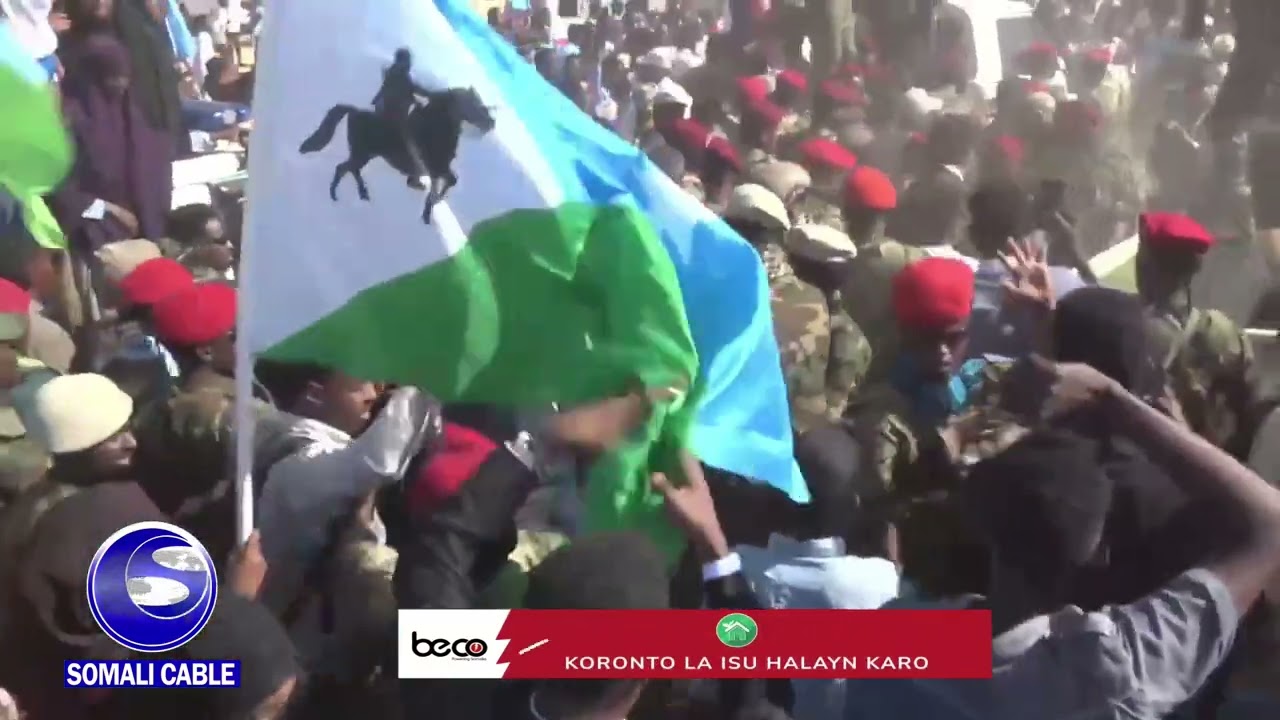 Madaxweyne Xasan Sheekh oo banaanka garoonka laascaanood ku lugeeynayo.