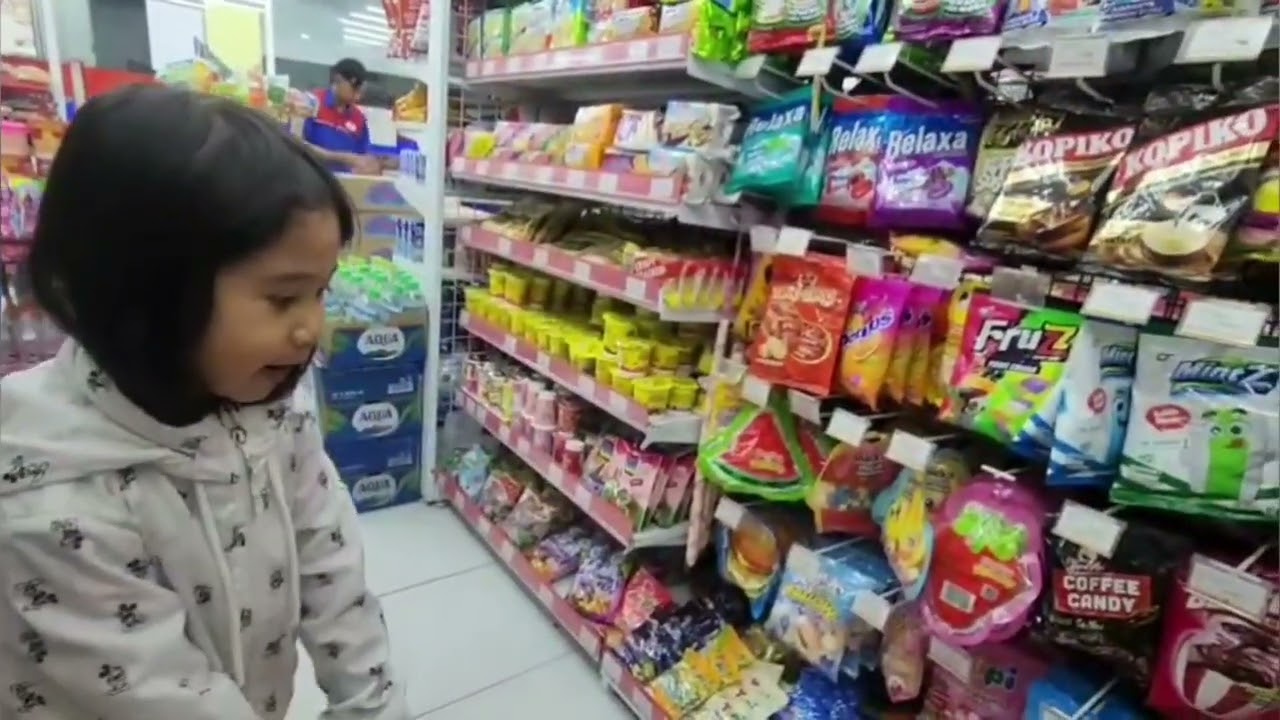 Malam-malam ikut Ayah belanja di minimarket 