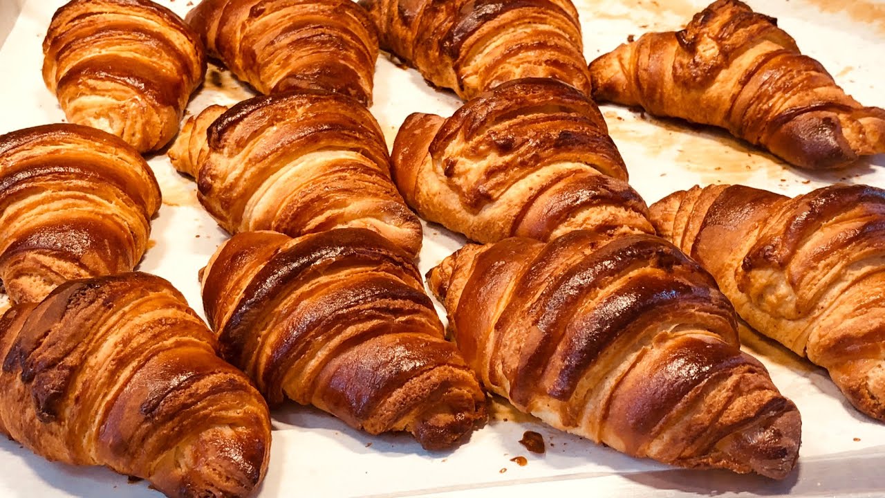Des croissants aux amandes //DZ// كرواصون مورق بكريمة اللوز بطريقة سهلة, بدون مرغرين التوريق