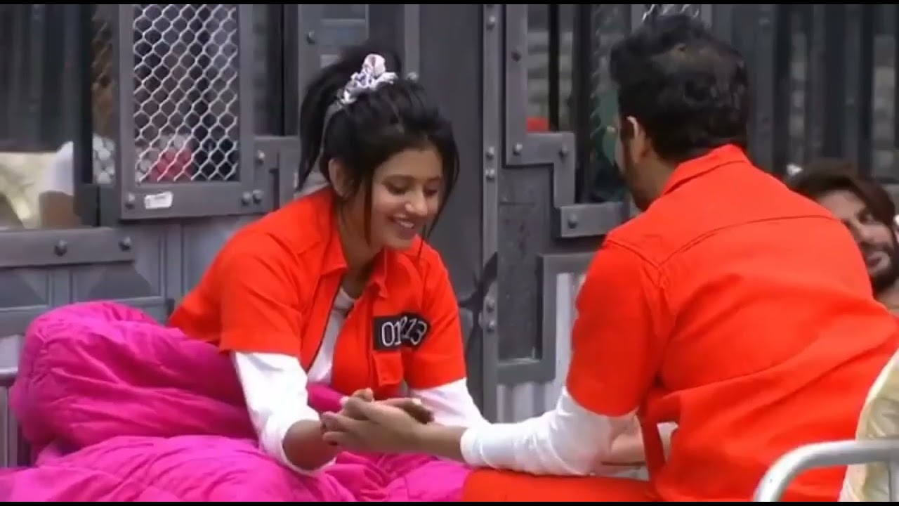 munawar Faruqui and anjali Arora full masti in lock up |Playing game together#munawarfaruqui #anjali