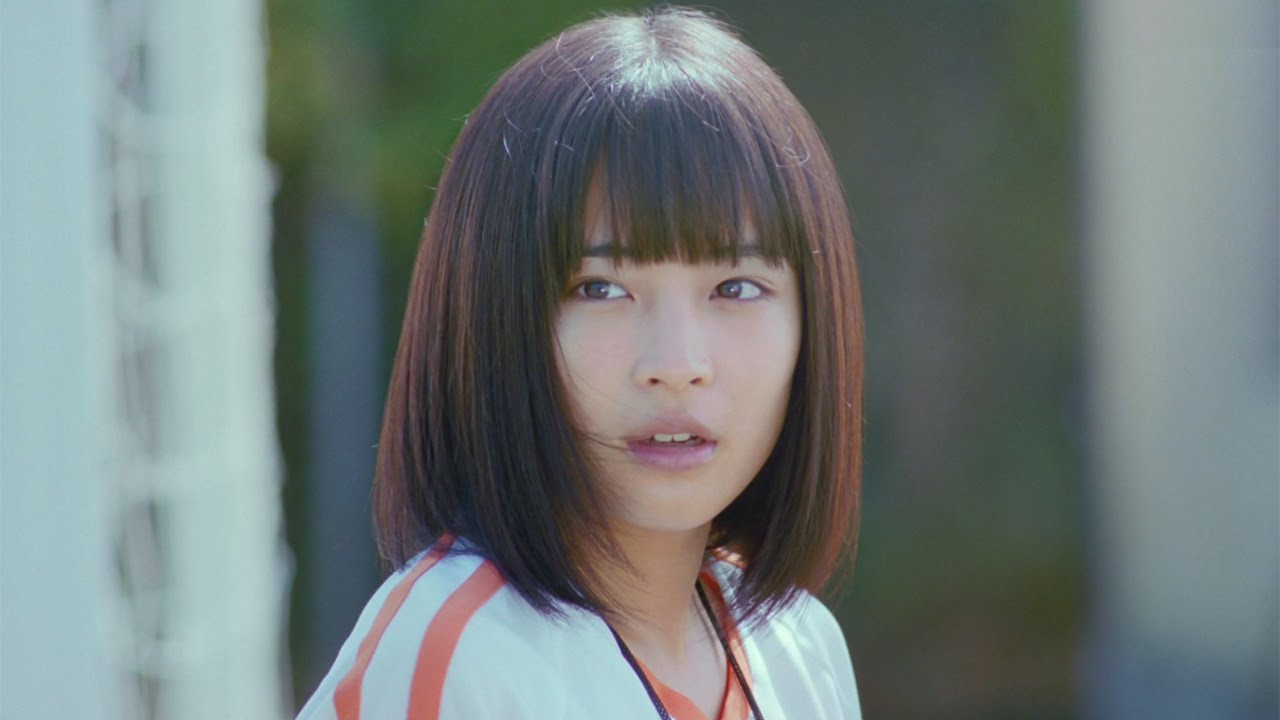 広瀬すず、“先輩”中川大志との手つなぎに“ドキドキ”　「シーブリーズ」新TVCM シーブリーズ トライアングルストーリー「すずと大志」編