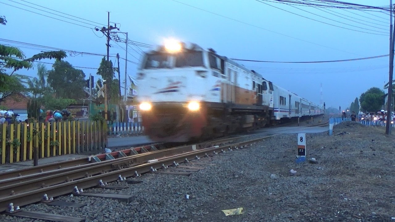 Kompilasi Kereta Api Ngebut 9