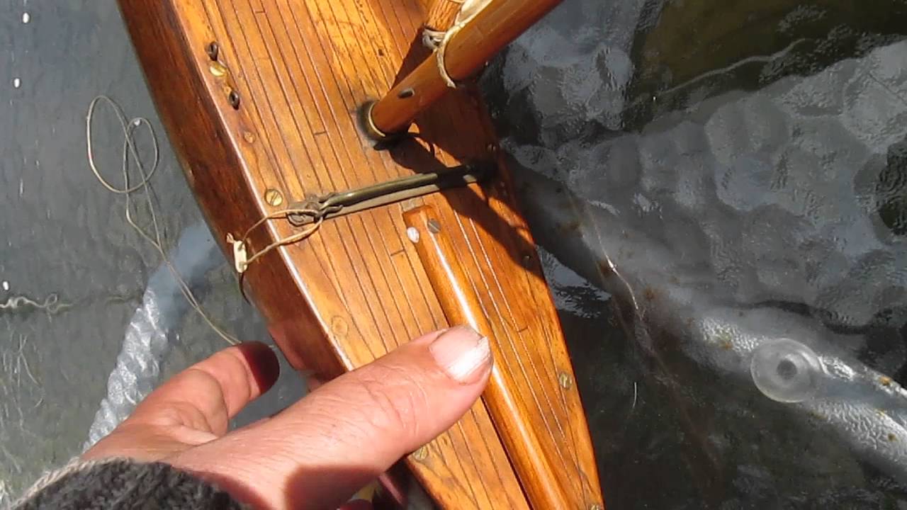 VICTORIAN STRAIGHT LINE POND YACHT