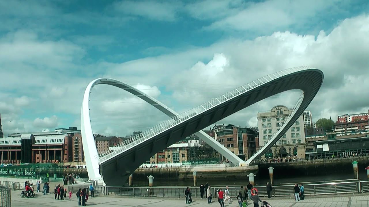 Gateshead Millennium Bridge tilting