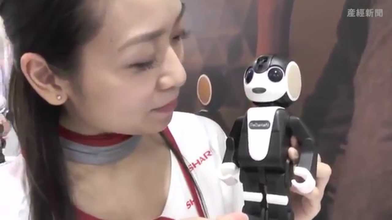 会話して踊る!? 携帯電話型ロボット　シャープ「ロボホン」発表