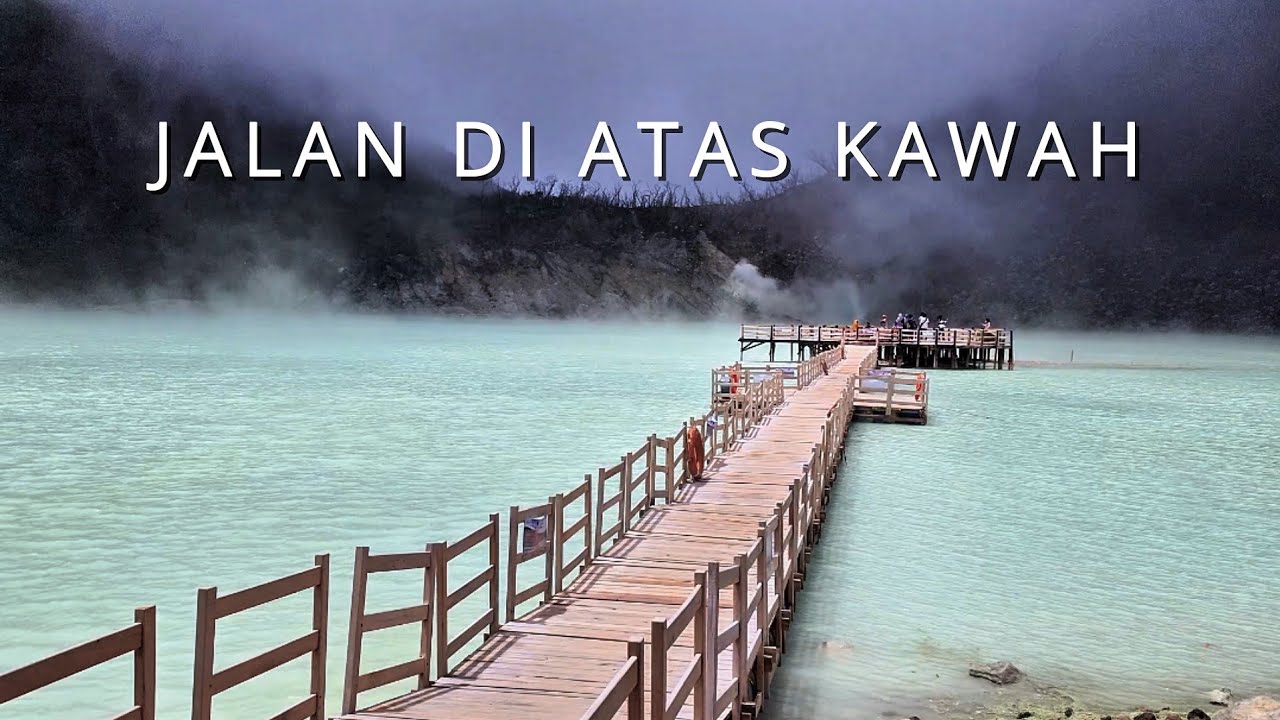 ​POV: Jalan di Atas Jembatan Apung Kawah Putih Ciwidey yang Berkabut. Magis Banget!