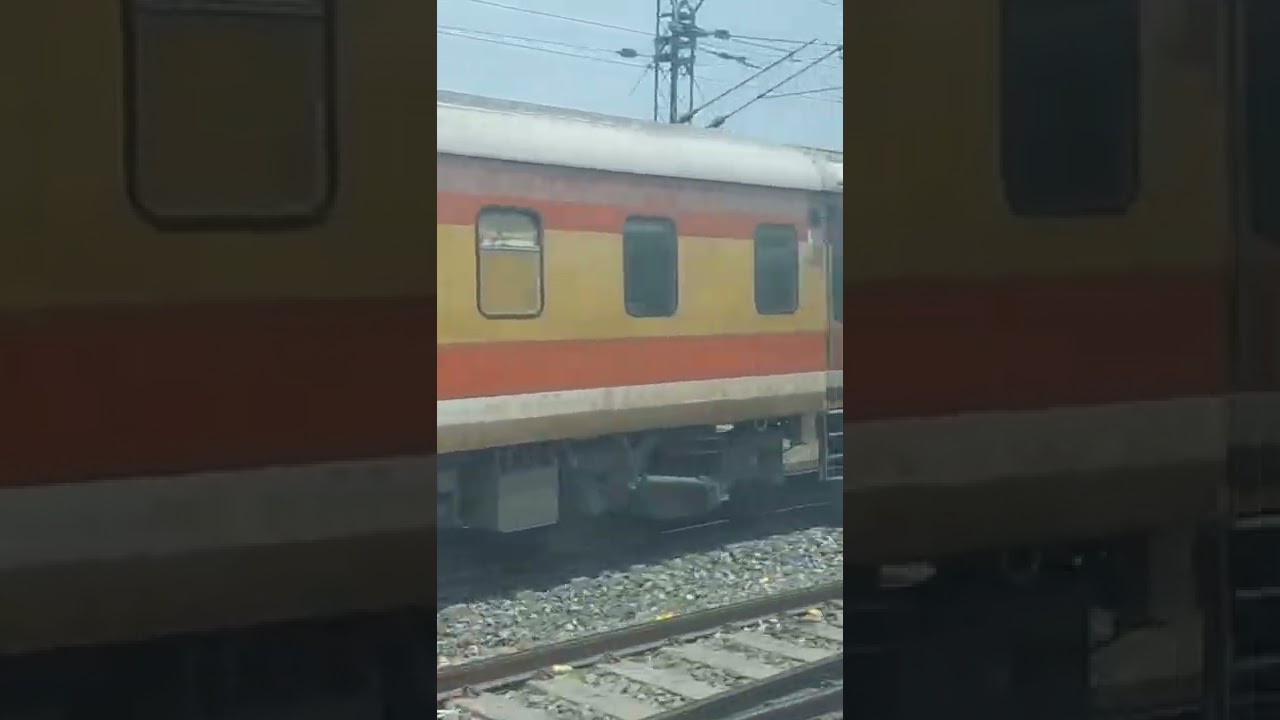 Parallel race, 12562 Swatantra Senani racing with 12554 Vaishali Express