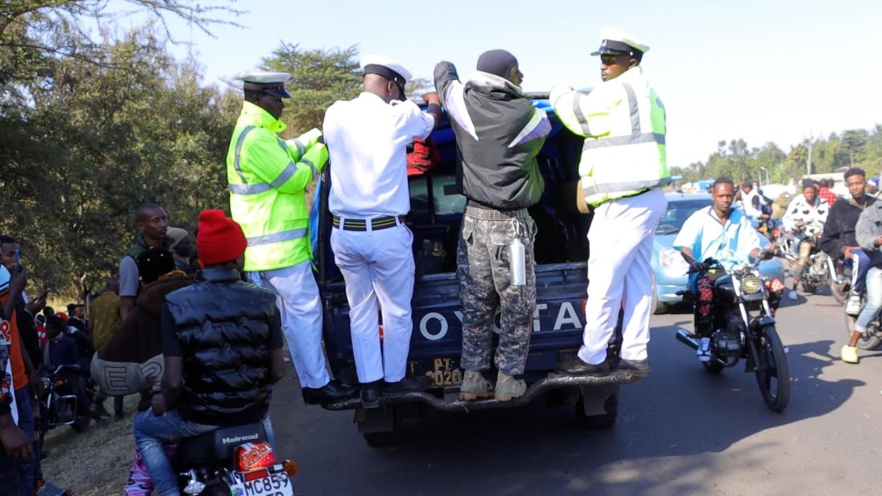 JAMAA WATATU WALIVYOANGUKA NA KUUMIA VIBAYA WAKIONESHA UFUNDI WA PIKIPIKI ARUSHA 
