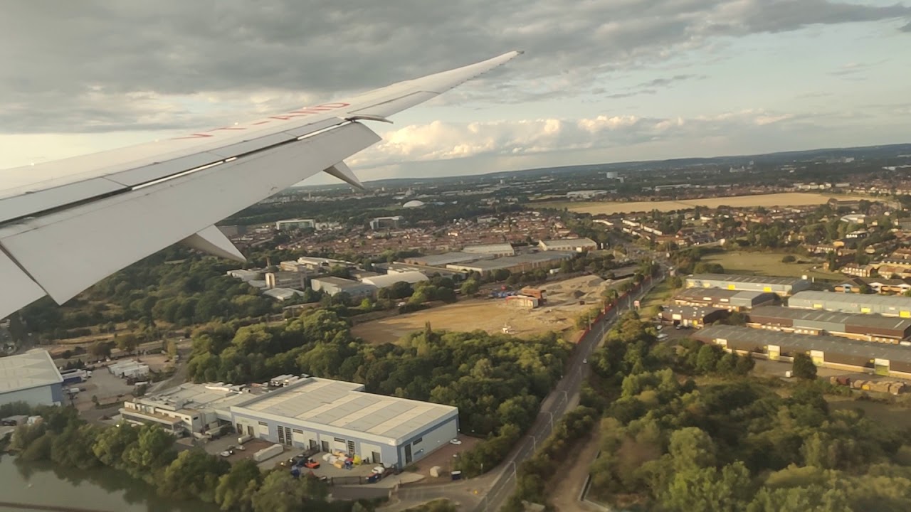 Air India AI111 landing at London Heathrow Airport, 25.08.2018 (VT-AND)