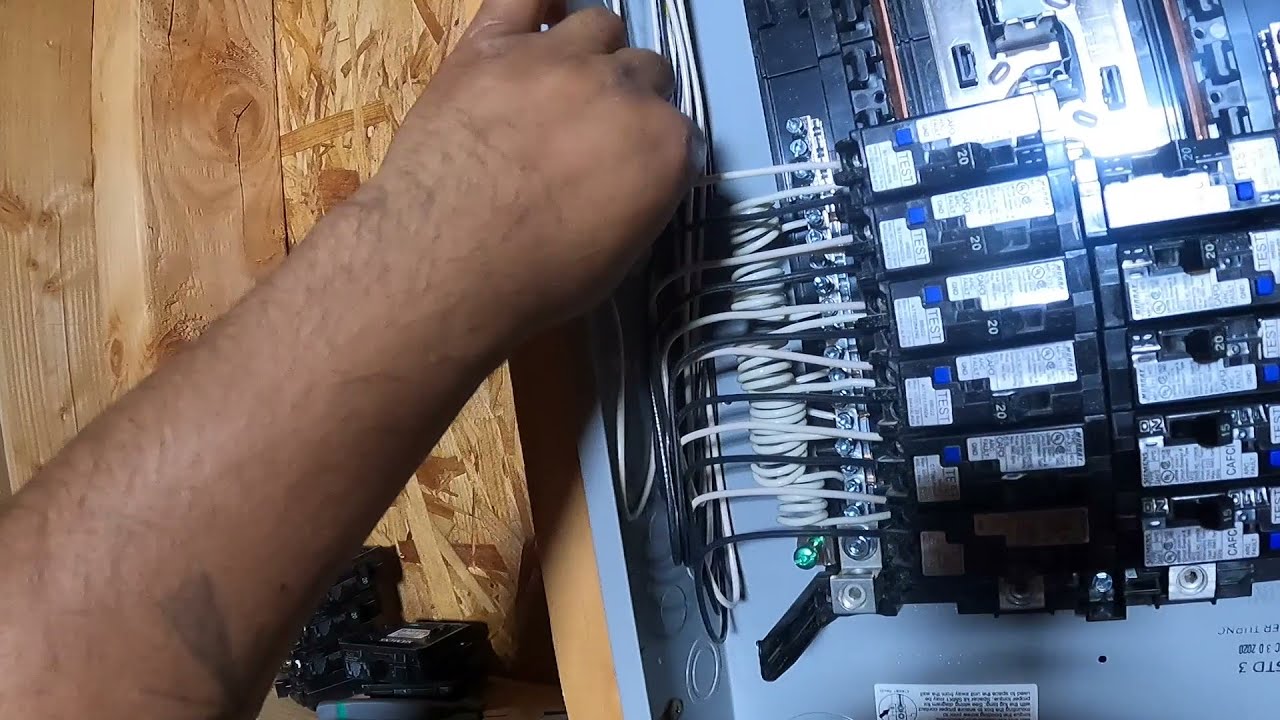 Cómo conectar un centro de carga con 20 pastillas (breakers)