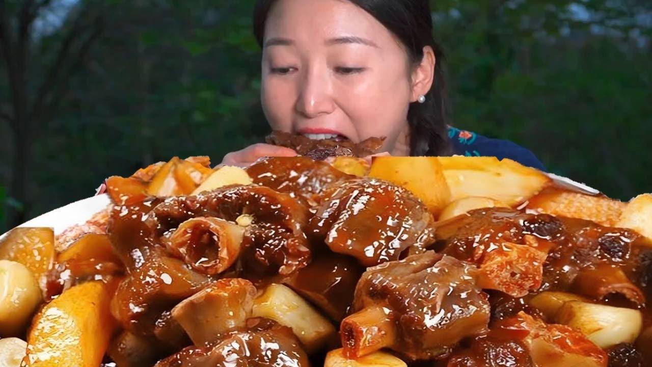小雨今天做辣滷牛排骨，手臂長的牛排抱著啃，享受手抓牛排的快樂【市民朱小雨】