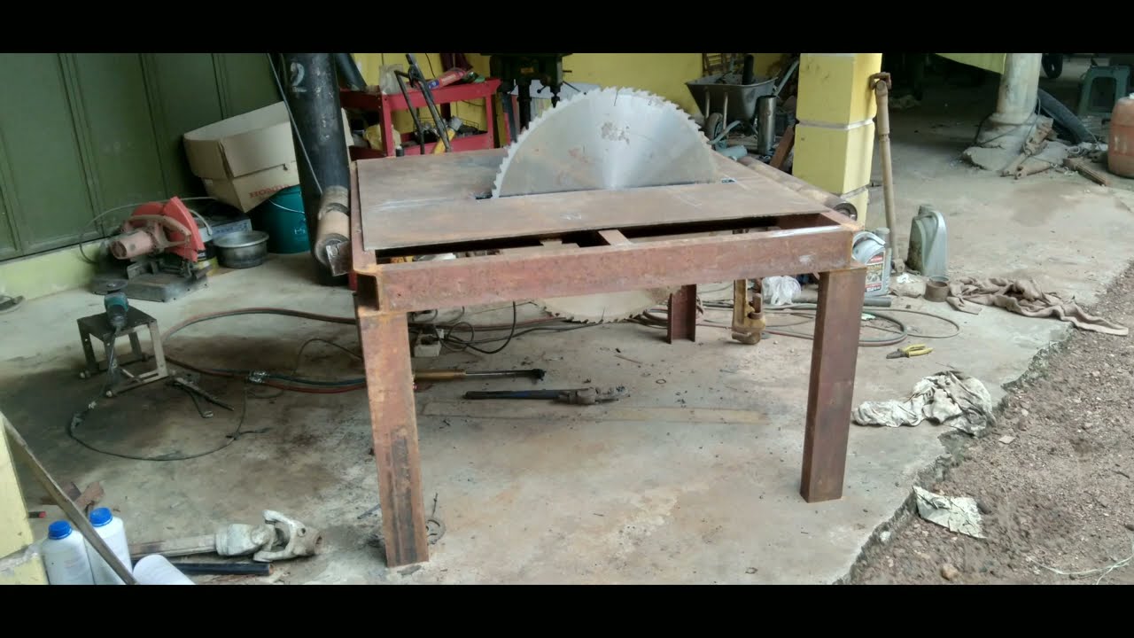 Membelah kayu, proses buat meja belah.Gergaji mesin serkel