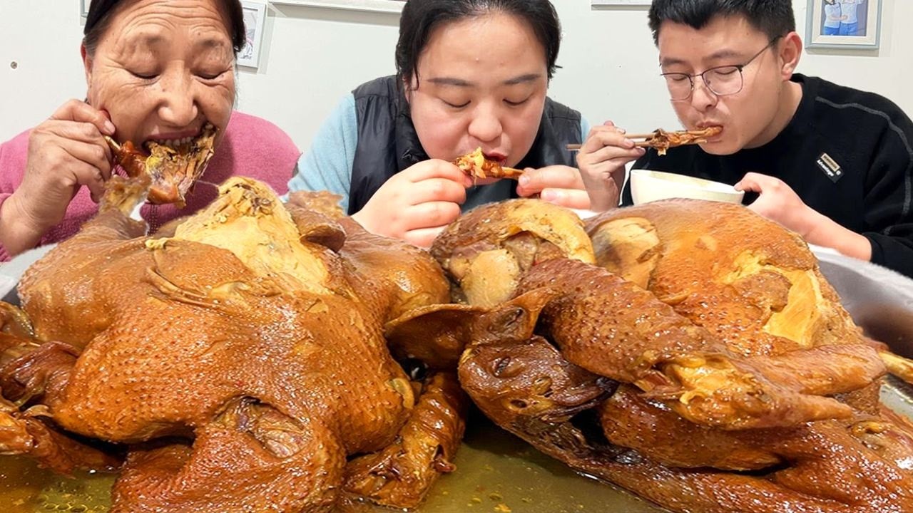 两只卤鸡出锅，筷子一夹直接脱骨，一撕爆汁皮滑肉嫩！【胖手手丹丹】