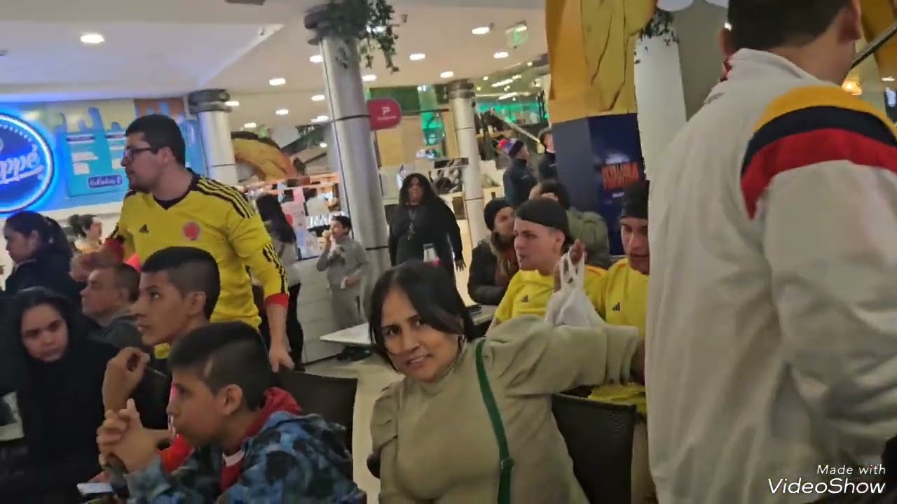 Colombianos en el Villa Morra Shopping Celebran el Triunfo de Colombia en Semifinal de Copa América.