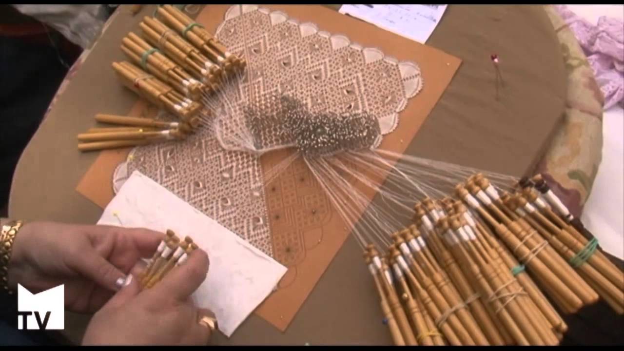Encuentro de Bolilleras a las puertas de la Casa de la Dona