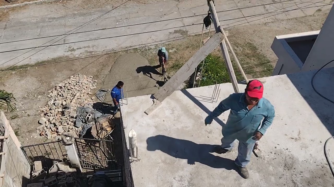 albañiles . subiendo concreto