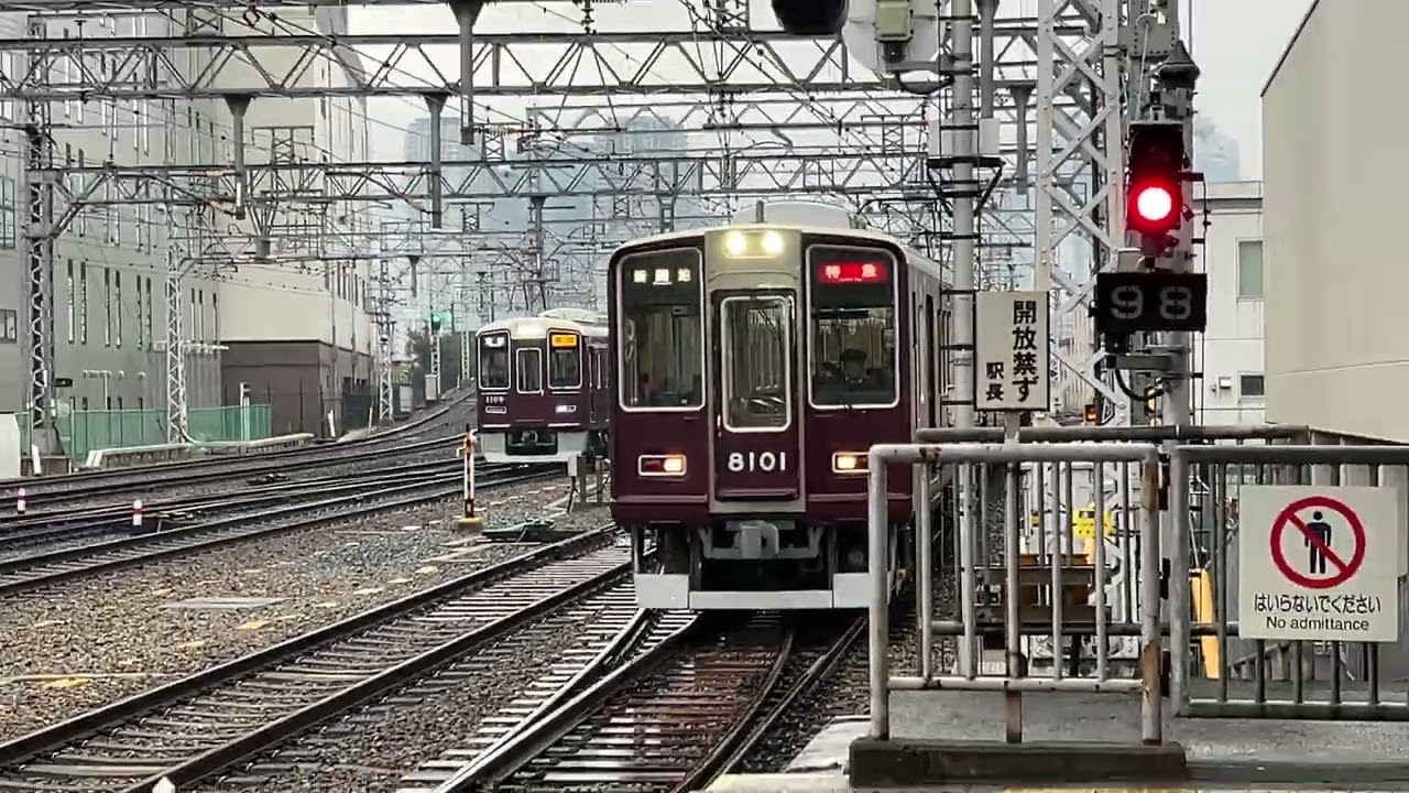 【#阪急電車 】2月11日の朝　雨の十三駅のようす