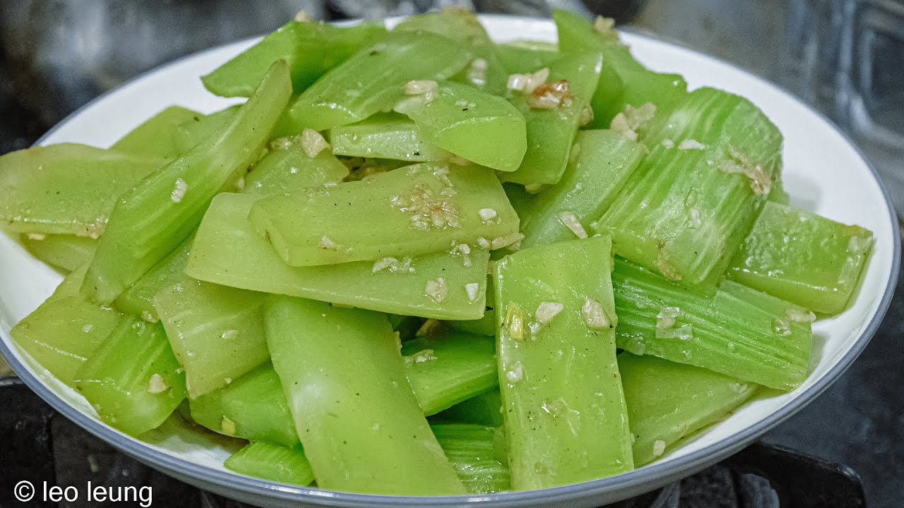 《廣東話影片》咸魚青菜系列——蒜茸炒萵筍，又一送飯神器，我小女至愛，好味道連從來不吃萵筍的朋友也禁不住多吃幾注！