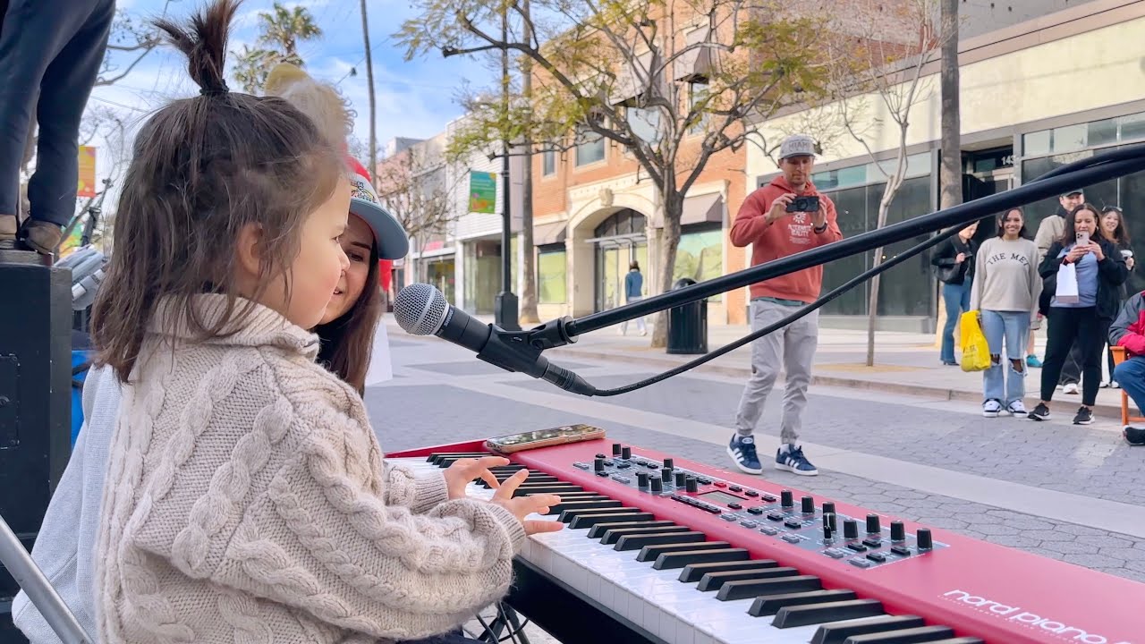 Kid 4-year-old sings 