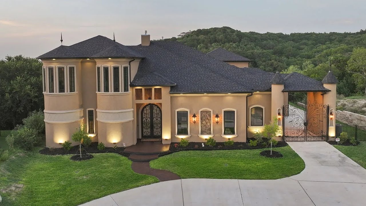 INSIDE THE TEXAS MANSION WITH THE WORLD'S LARGEST CLOSET!