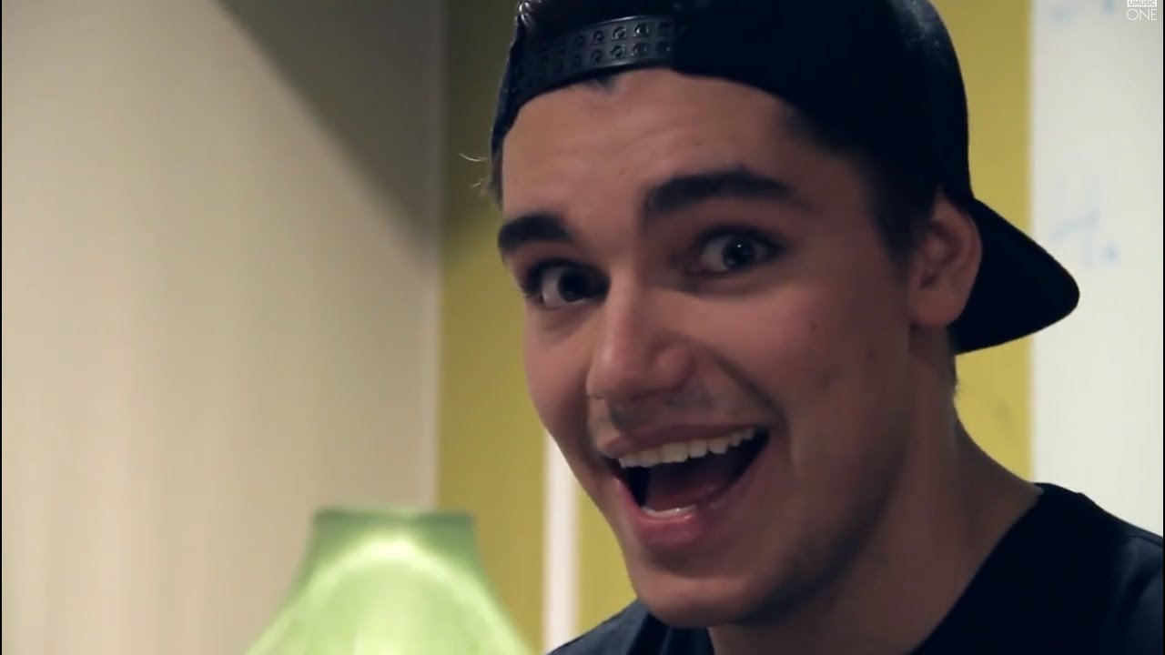 Anton Ewald grillas av sina dansare - Melodifestivalen 2014