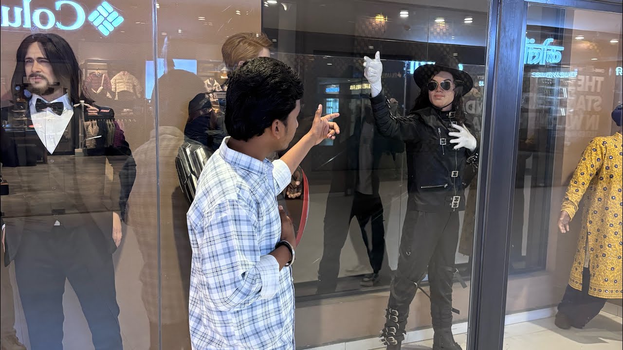 Bhaiya or dost ke sath mall me masti😇😎