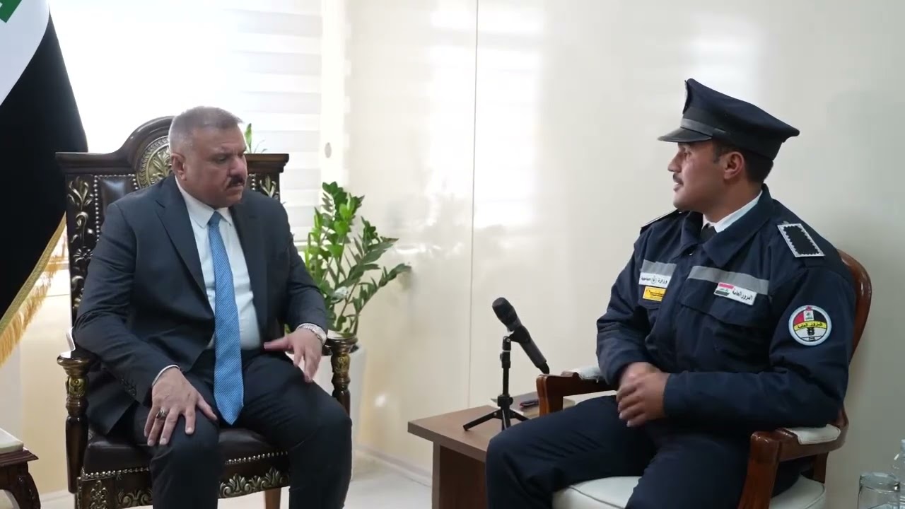 وزير الداخليةيكرم أحد منتسبي العقود في مرور المثنى بعد أن عثر على مبلغ مالي كبير وأعاده  إلى صاحبه