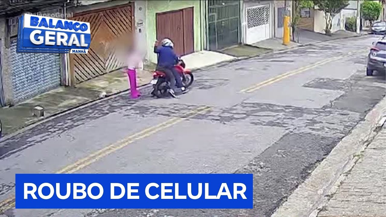 Câmera de segurança flagra mulher sendo assaltada no meio da rua em Taboão da Serra