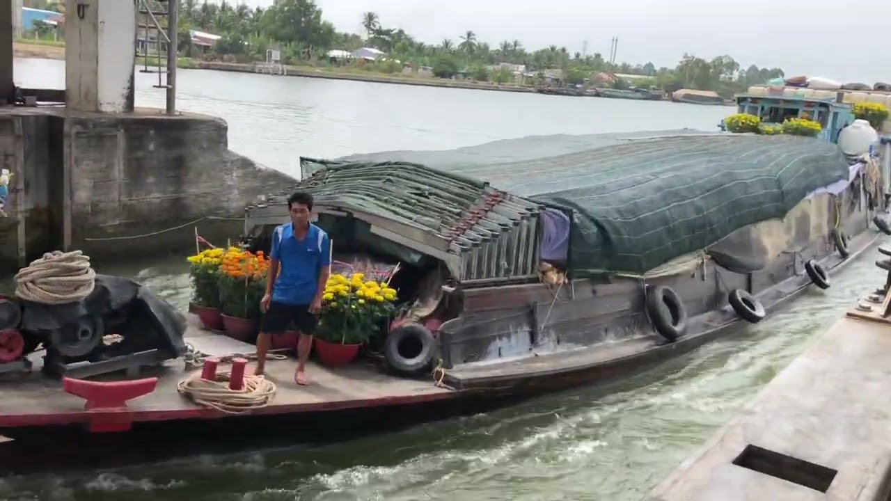 Đầu năm đoàn ghe sắt chạy hết ga vượt cống quá đã mắt