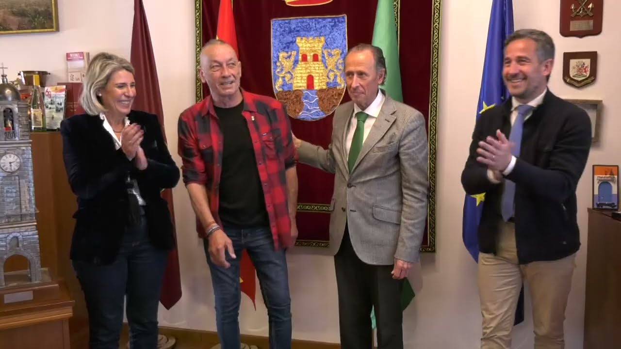 EL AYUNTAMIENTO DE CHICLANA RINDE HOMENAJE A MANUEL GALLARDO DURÁN TRABAJADOR MUNICIPAL JUBILADO