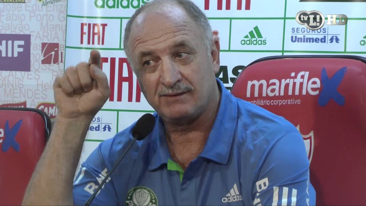 Irritado, Felipão discute com repórter em coletiva