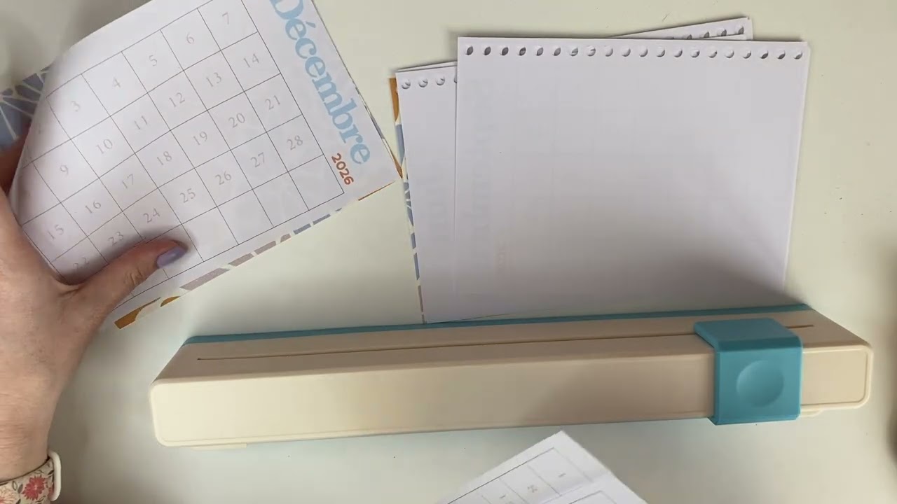 ASMR - on fabrique ensemble un carnet à timbres à collectionner 