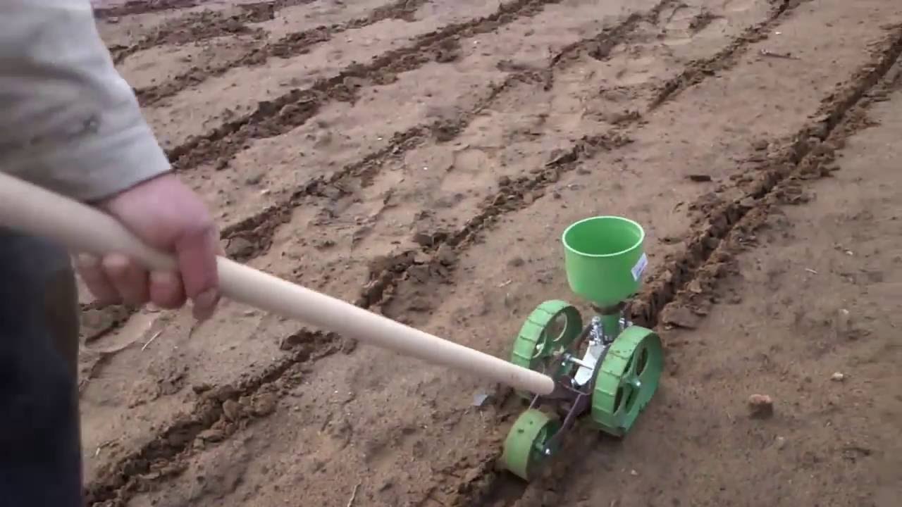Rezgőfejes vetőgép használat közben
