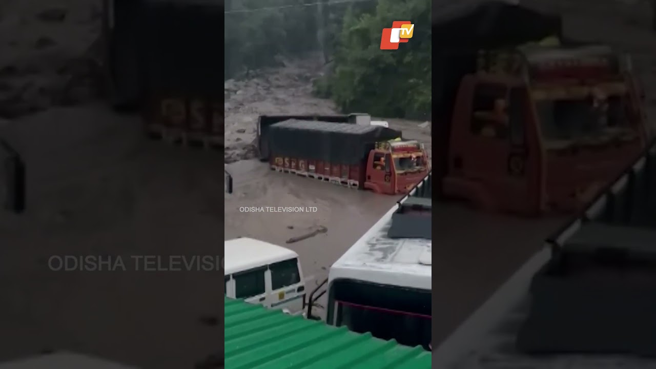 Vehicle stranded in debris during flash flood in Uttarakhand&rsquo;s Chamoli