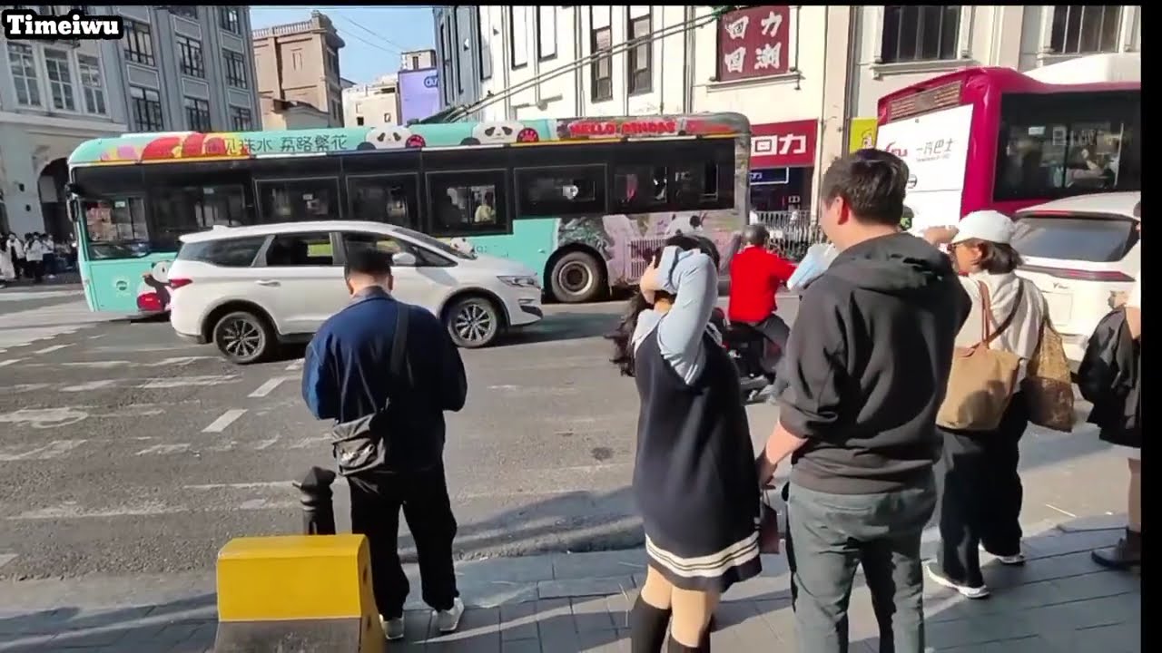 Jalan ramai banyak orang pejalan kaki ll Timeiwu jalan~jalan