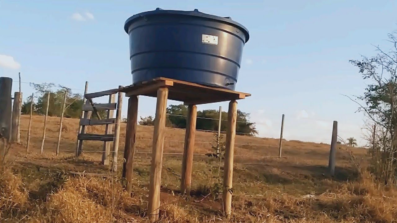 Construimos uma base para caixa d'água (para os piquetes das vacas)