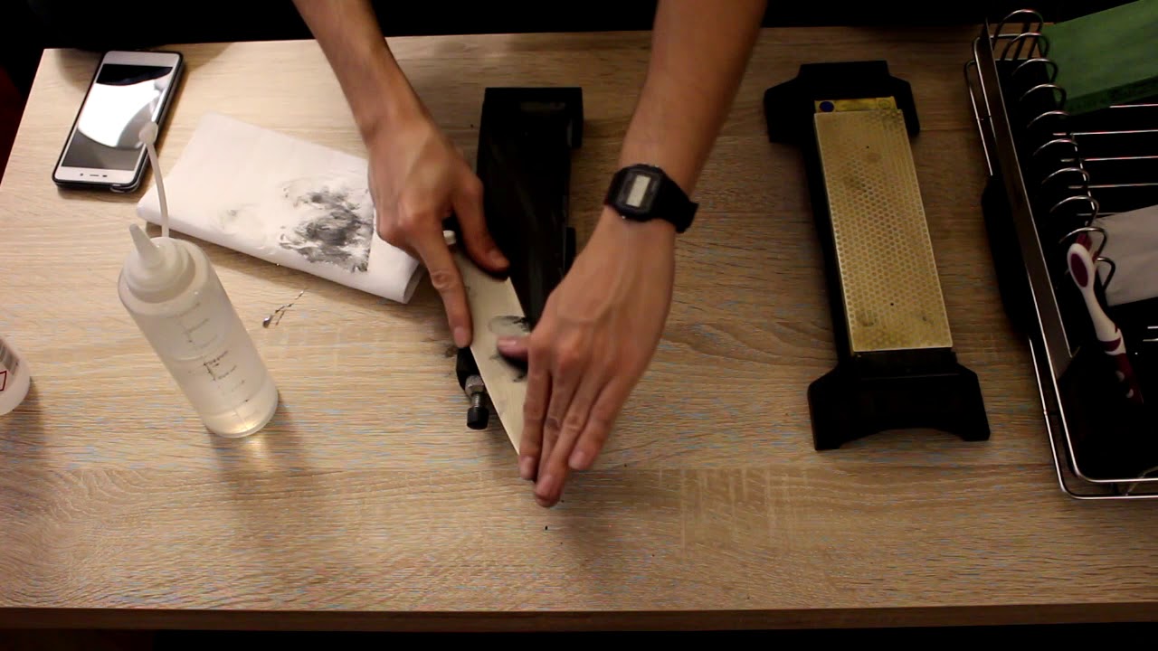 Afilando un cebollero Kai Shun de damasco