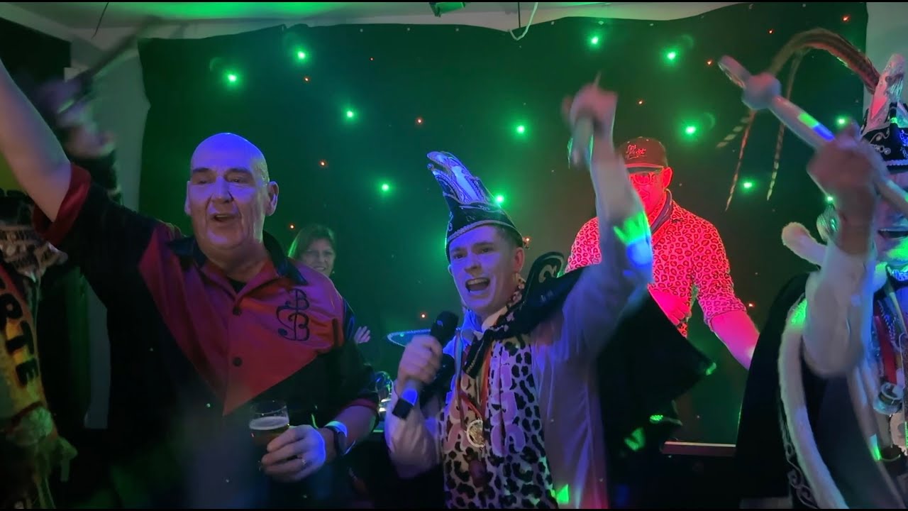 Prins Mex I neemt microfoon en podium over van Big Benny met 'Vrundj is veur aeve’ Sjtoepkloekers