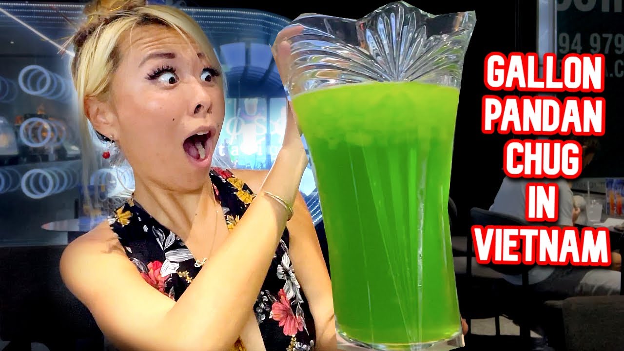 GALLON PANDAN DRINK CHUG IN VIETNAM!!! at Soso Station #RainaisCrazy @Raina Huang