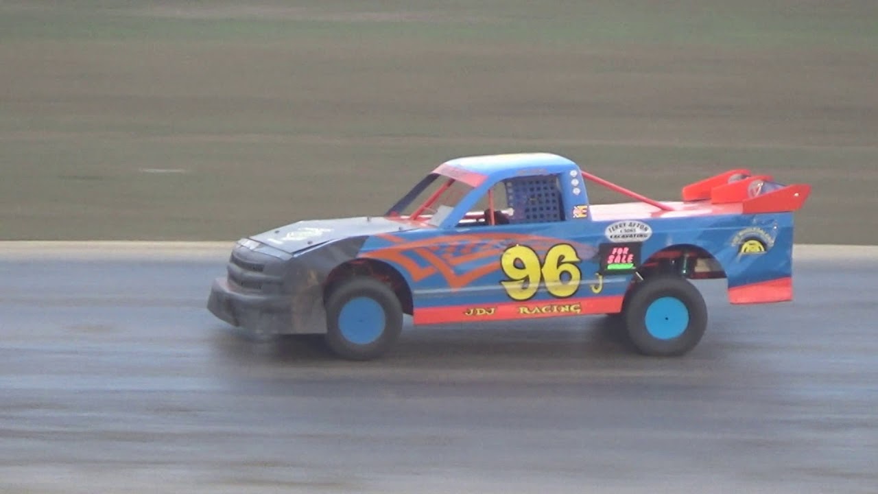 Pro Truck Feature Race at Crystal Motor Speedway, Michigan on 09-17-2017!!