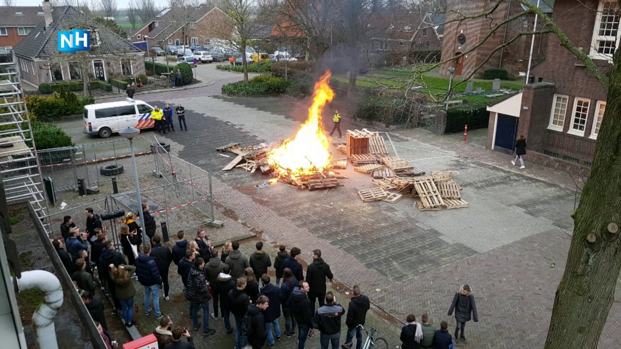 Opperdoes klaar met vreugdevuur na bekogelen brandweer met vuurwerk