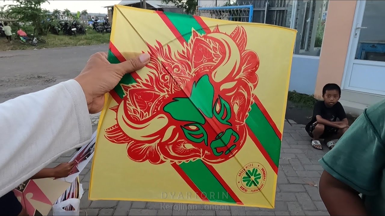 'Sawah Kotak' Lapangan terfavorit buat bermain & berburu layangan
