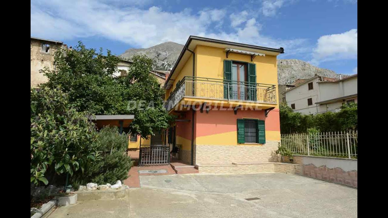 Celano Via Piccolomini  Casa indipendente con giardino in vendita